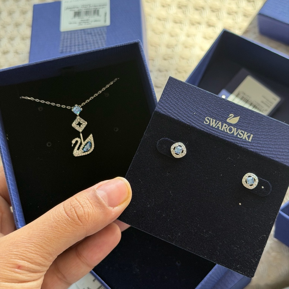 Swarovski Set BUNDLE NWT NIB Swan necklace and matching blue and white studs
